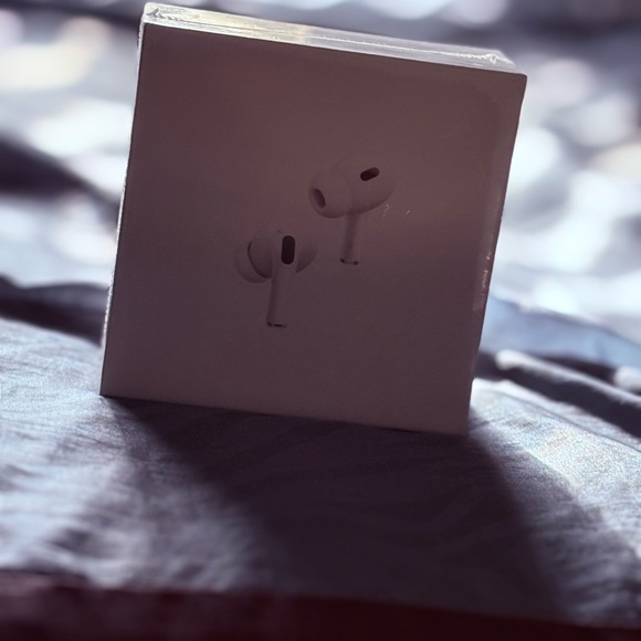 Apple White Earbud Headphones - Picture 1 of 9